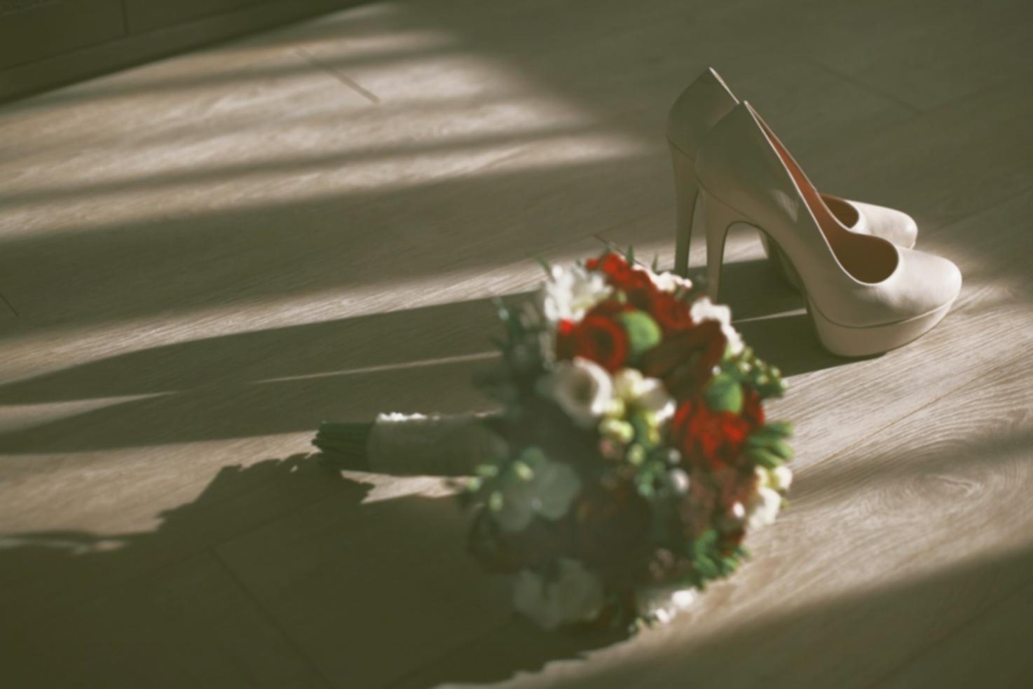 Seasonal floral design materials and arrangements